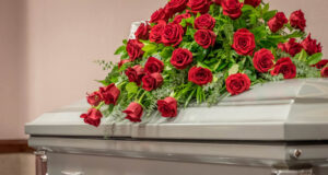 Kwiaty i wieńce na pogrzebach – tradycja, która nie przemija kwiaty i wience na pogrzeb