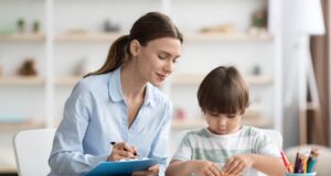 Kiedy warto skorzystać z pomocy psychologa u dziecka? psycholog