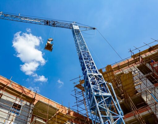 Kiedy warto skorzystać z usług dźwigowych? usługi dźwigowe