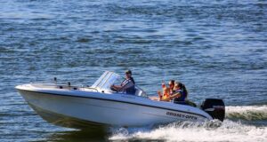 Adrenalina na wodzie. Dlaczego szybkie łodzie motorowe zyskują na popularności? szyba łódź motorowa