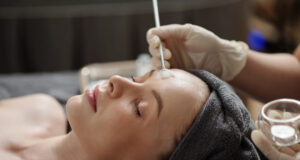 Peeling kwasowy a rodzaj skóry – jak dobrać odpowiedni kwas do cery tłustej, suchej i wrażliwej? peelingi kwasowe dla różnych rodzajów cery