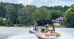 Co wziąć pod uwagę, wybierając łódź motorową? wakeboard