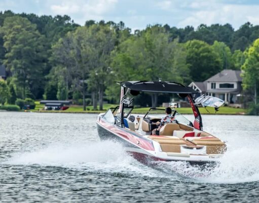 Co wziąć pod uwagę, wybierając łódź motorową? wakeboard