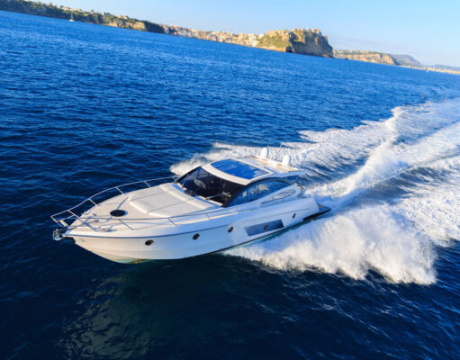 Nowa łódź kabinowa czy używana – kiedy warto zainwestować w fabrycznie nowy model? Nowa łódź kabinowa