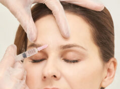 Lwia zmarszczka – dlaczego powstaje i jak się jej pozbyć? lwia bruzda zabieg