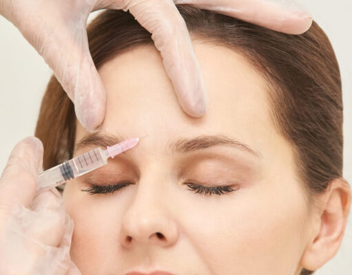 Lwia zmarszczka – dlaczego powstaje i jak się jej pozbyć? lwia bruzda zabieg