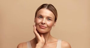 Terapia światłem na skórę zmęczoną i szarą – kiedy warto włączyć ją do beauty planu? Terapia światłem
